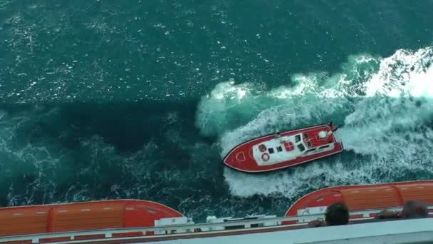 Pilot boat by the cruise ship — Stock Video