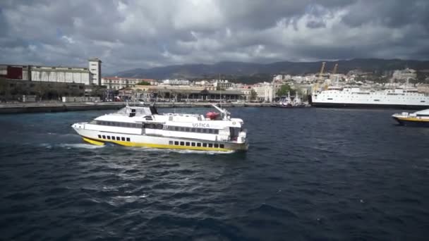 Ferry completamente lleno de vehículos está dejando Messina — Vídeos de Stock