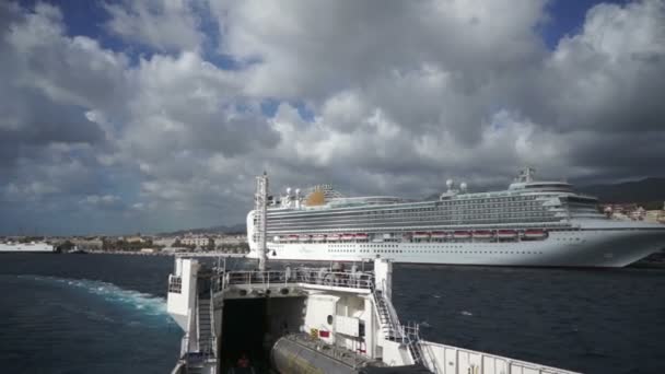 Porto de Messina: navio ancorado e balsa que acaba de sair — Vídeo de Stock