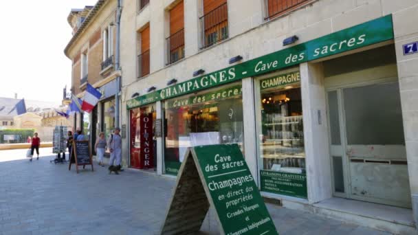 O mundo do champanhe; Champanhe para venda em Reims, França — Vídeo de Stock