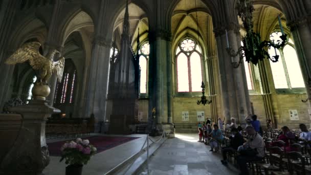 Turister och troende i notre dame-katedralen i reims, Frankrike — Stockvideo