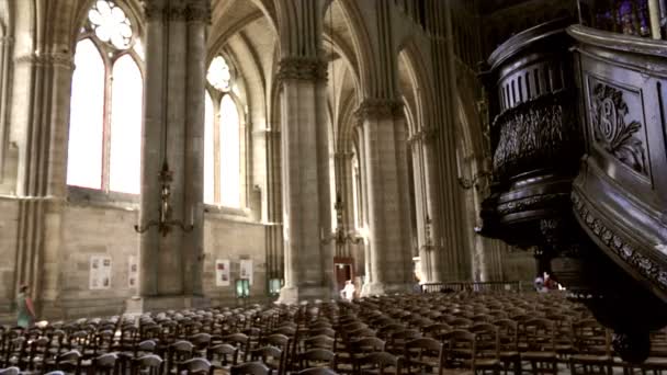 Tourists and believers in Reims Notre-Dame Cathedral, France — Stock Video