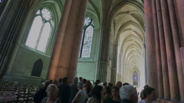 Toeristen en gelovigen in de kathedraal van notre-dame van reims, Frankrijk — Stockvideo