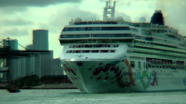 Norwegian Pearl Cruise Ship — Stock Video