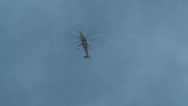 Helicóptero de protección civil en cielo ahumado — Vídeo de stock