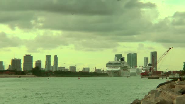 Kreuzfahrtschiff verlässt Hafen von Miami — Stockvideo