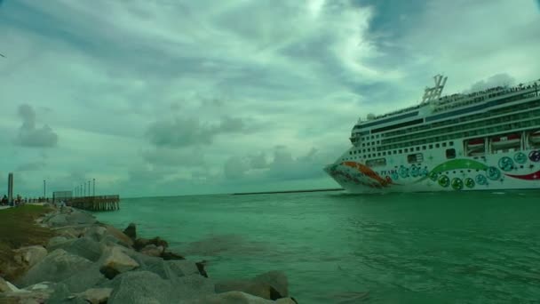 South Pointe Park view towards Government cut. Ship leaving — Stock Video