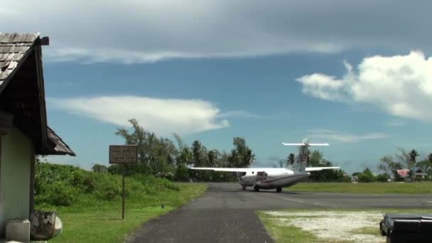 Tahiti uçak kalkış şerit yaklaşan hava — Stok video