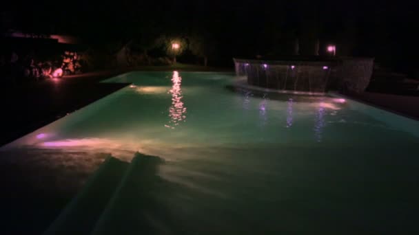 Piscina à noite — Vídeo de Stock