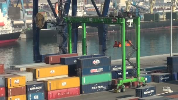 Manipulação de carga numa área terminal de contentores de um porto — Vídeo de Stock