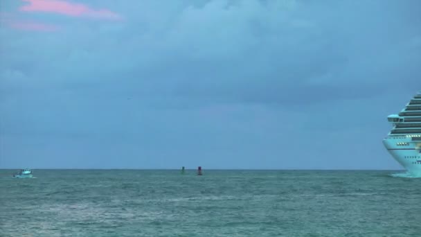 Den majestätiska carnival breeze kryssningsfartyget lämnar miami harbor — Stockvideo