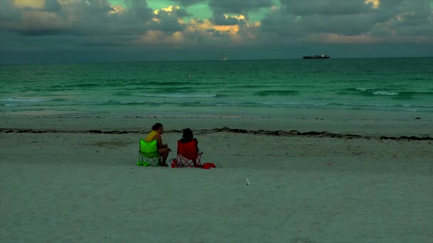 Pôr do sol bate-papos e segredos na praia — Vídeo de Stock