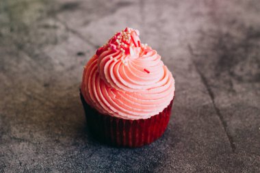 Lezzetli kekler. Kekler beton bir masada.