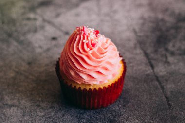 Lezzetli kekler. Kekler beton bir masada.