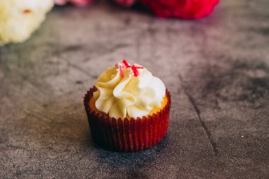 Lezzetli kekler. Kekler beton bir masada.