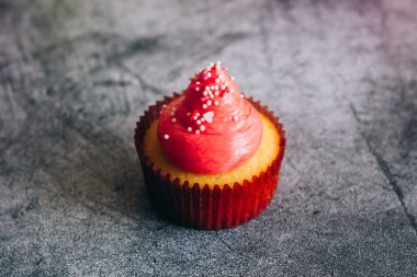 Lezzetli kekler. Kekler beton bir masada.