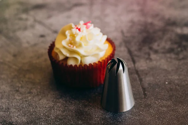 Köstliche Cupcakes Cupcakes Und Confiserie Anlagen Für Sahne Cupcakes Auf — Stockfoto