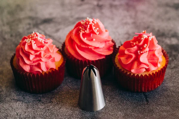 Köstliche Cupcakes Cupcakes Und Confiserie Anlagen Für Sahne Cupcakes Auf — Stockfoto