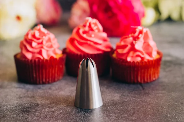 Köstliche Cupcakes Cupcakes Und Confiserie Anlagen Für Sahne Cupcakes Auf — Stockfoto