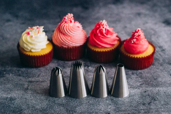 Deliciosos Pastelitos Cupcakes Accesorios Confitería Para Crema Cupcakes Una Mesa — Foto de Stock