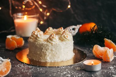 Noel pastası. Kış dekorlu lezzetli pasta. Masada mandalinalı kek. 