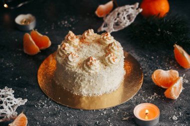 Noel pastası. Kış dekorlu lezzetli pasta. Masada mandalinalı kek. 