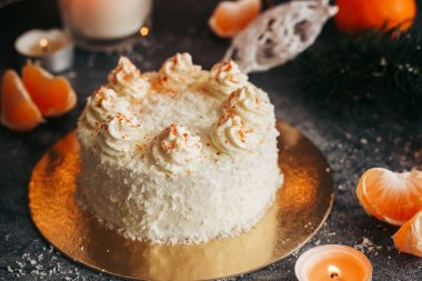 Noel pastası. Kış dekorlu lezzetli pasta. Masada mandalinalı kek. 