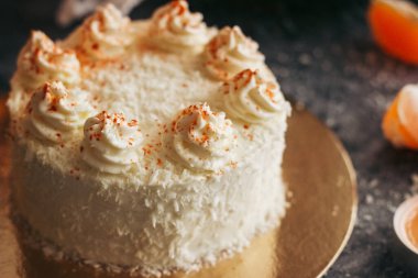 Noel pastası. Kış dekorlu lezzetli pasta. Masada mandalinalı kek. 