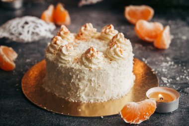 Noel pastası. Kış dekorlu lezzetli pasta. Masada mandalinalı kek. 