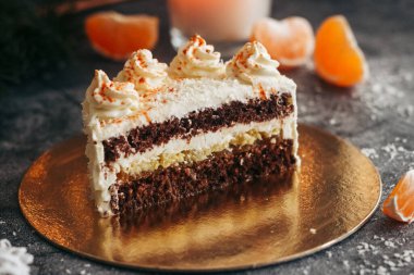 Noel pastası. Kış dekorlu lezzetli pasta. Masada mandalinalı kek. 