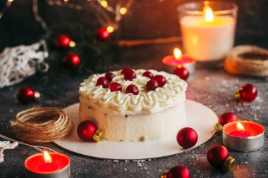 Noel pastası. Kış dekorlu lezzetli pasta. Masada böğürtlenli kek 
