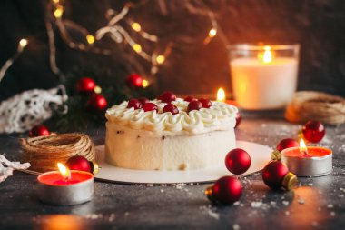 Noel pastası. Kış dekorlu lezzetli pasta. Masada böğürtlenli kek 