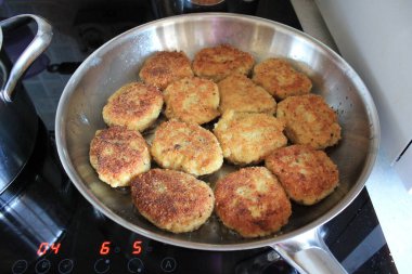 Tavada kızartılmış Ukrayna tavuk pirzolası..