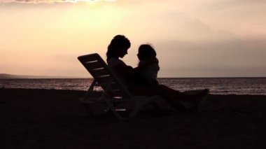 Anne ve kızı sarılma ve öpüşme