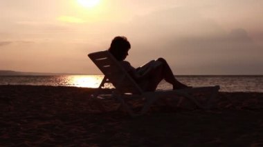 Anne ve kızı sarılma ve öpüşme