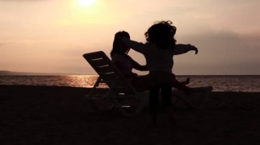 Anne ve kızı sarılma ve öpüşme