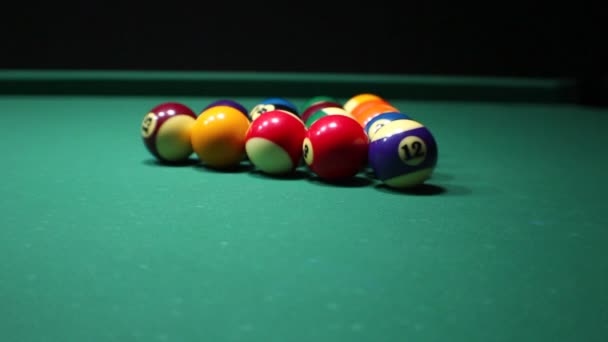 Du billard. Triangle boule de billard pendant la pause 