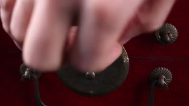 Çinli satranç taşları ile bir kutu açma