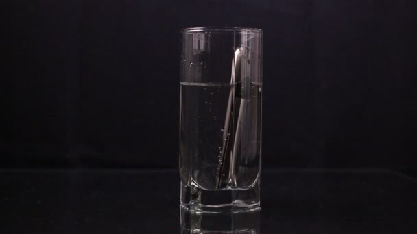 Téléphone. Lâchez un téléphone dans du verre avec de l'eau 