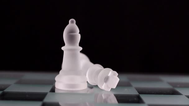 Crystal chess. The King is death — Stock Video