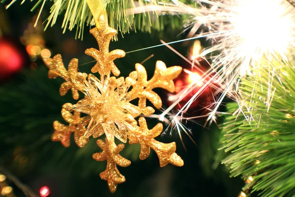 Noel yıldızı ve havai fişekleri