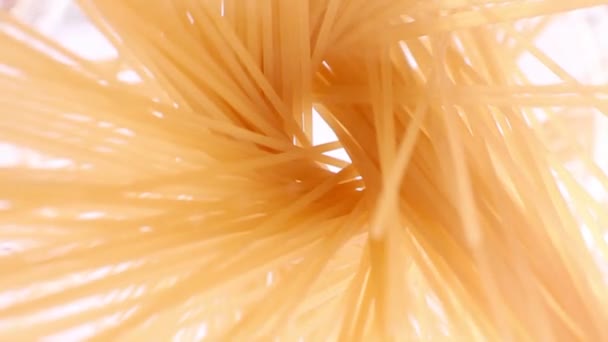 Spaghetti fallen in einem Topf auf weißem Hintergrund — Stockvideo