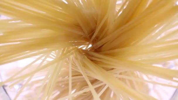 Spaghetti faller i en kruka på vit bakgrund — Stockvideo