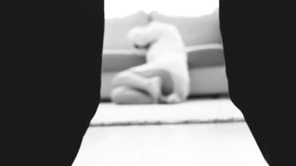 Mann bedroht Frau mit häuslicher oder sexueller Gewalt — Stockvideo