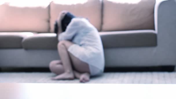 男は、国内や性的暴力と女性を脅かす — ストック動画