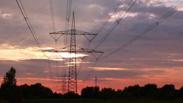 Pilones de electricidad — Vídeo de stock