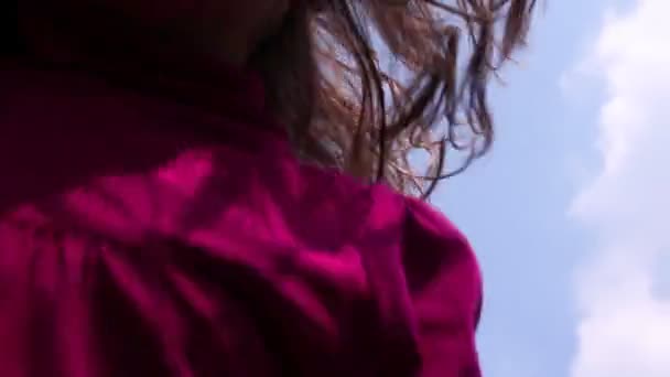 Молодая девушка на батуте — стоковое видео