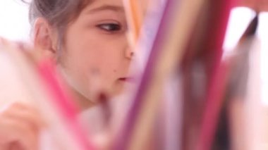 sevimli, mutlu, küçük kız renk ve boya kalemi ile çizim