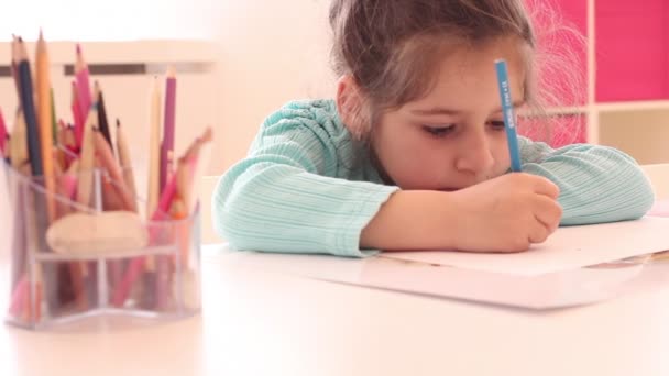Милая, счастливая, маленькая девочка рисует красками и карандашами — стоковое видео