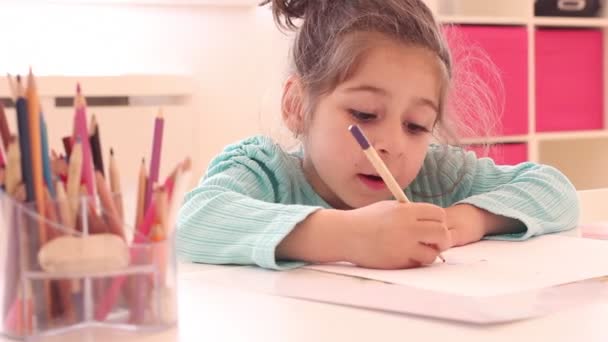 Bonito, feliz, menina desenho com cores e lápis de cor — Vídeo de Stock